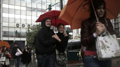 Ο καιρός σήμερα: Πέφτει η θερμοκρασία, επιμένουν οι βροχές και οι καταιγίδες