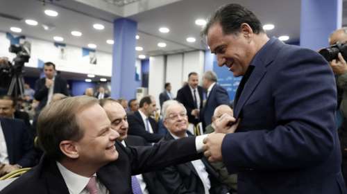 "Ασπίδα" Γεωργιάδη σε Κώστα Καραμανλή: "Δεν είναι δολοφόνος και δεν έχει ποινικές ευθύνες για το δυστύχημα στα Τέμπη"