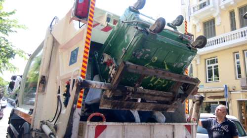 Θεσσαλονίκη: Χτύπησαν στο κεφάλι οδηγό απορριμματοφόρου επειδή τους ενοχλούσε ο... θόρυβος