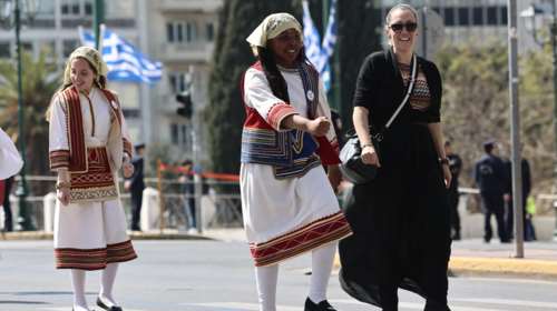 Η πιο χαμογελαστή ...καραγκούνα και οι ωραιότερες φωτογραφίες από τη μαθητική παρέλαση στο κέντρο της Αθήνας