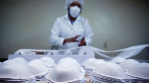 Κορονοϊός: Πώς θα φτιάξουμε μάσκα μόνοι μας σε 45 δευτερόλεπτα [βίντεο]