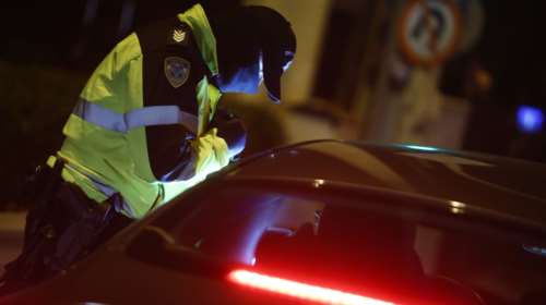 Χειροπέδες σε τρεις οδηγούς για &quot;κόντρες&quot; στην Παραλιακή - Έτρεχαν με πάνω από 140 χλμ