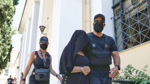 Επίθεση με βιτριόλι: Προφυλακίστηκε η 35χρονη - Δεν είπε λέξη στον ανακριτή