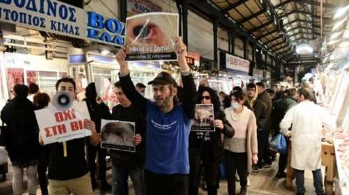 Vegan διαμαρτυρία στη Βαρβάκειο αγορά: Ακτιβιστές φώναξαν συνθήματα ενώ οι Αθηναίοι έκαναν τις τελευταίες αγορές [βίντεο]