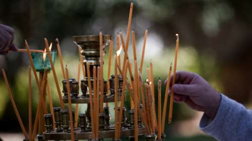 Έγινε και αυτό: Άναμμα κεριού... online λόγω των απαγορεύσεων του Πάσχα