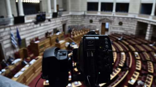 Παρουσιάζονται σήμερα τα νέα μέτρα: Market και Youth pass, αυξήσεις μισθών στο Δημόσιο, μείωση φόρων για γονείς