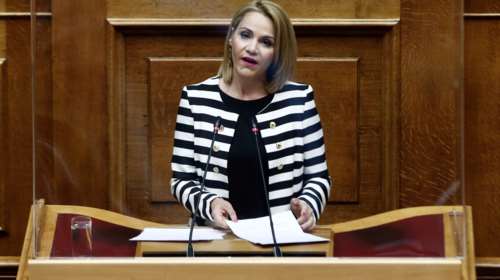 Ξαφνική αδιαθεσία για τη Μίκα Ιατρίδη στη Βουλή: Η δυσκολία στην αναπνοή και η εξήγηση που έδωσε