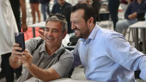 Τα στιγμιότυπα της ΚΕ ΣΥΡΙΖΑ: Οι selfies του Παππά, ο &quot;χαμένος&quot; Τσίπρας, ο Γκλέτσος και ο ήρωας με τις... παντόφλες [Εικόνες]