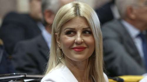 Έλενα Ράπτη: Νύφη στο δημαρχείο με μίνι κρουαζέ λευκό φόρεμα, metallic πέδιλα και λευκό clutch