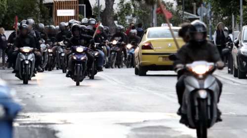 Αγία Παρασκευή: Μοτοπορεία αντιεξουσιαστών στην πλατεία Αγίου Ιωάννου [Βίντεο]