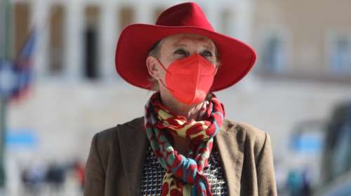 Η Ολλανδή δημοσιογράφος με το κόκκινο καπέλο που έκανε έξαλλο τον Μητσοτάκη, &quot;ψηφίζει&quot; ΑΝΤΑΡΣΥΑ