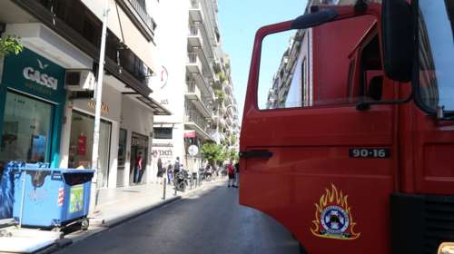 Θεσσαλονίκη: Στις φλόγες τυλίχθηκε σταθμευμένο αυτοκίνητο στο κέντρο της πόλης