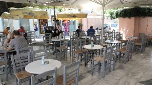 Αλαλούμ με τον ΦΠΑ για χυμούς, αναψυκτικά και ενεργειακά ποτά: Άλλος συντελεστής στο κατάστημα, άλλος αν το πάρεις "πακέτο"