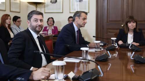 Μέτωπο με το ΠΑΣΟΚ ανοίγει ο Μητσοτάκης - Στα μαχαίρια για τη φορολογία και τους κεντρώους ψηφοφόρους