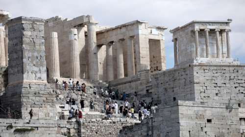 Χειροπέδες σε 26χρονο στην Ακρόπολη: Πήγε να πάρει πέτρες και κομμάτια μαρμάρου ως.. σουβενίρ