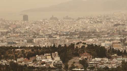 Η αφρικανική σκόνη "έπνιξε" την Αθήνα: Απόκοσμο σκηνικό και αποπνικτική ατμόσφαιρα - Πότε "καθαρίζει" ο αέρας [εικόνες]