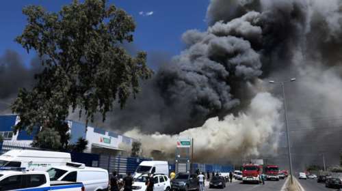 Σκληρή &quot;μάχη&quot; των πυροσβεστών με μεγάλη φωτιά σε εργοστάσιο στον Ασπρόπυργο [εικόνες]