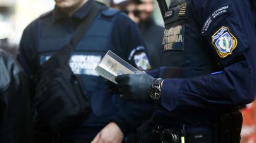 Ποινική δίωξη στον αστυνομικό που καταγγέλλεται ότι εμπόδισε σύλληψη διαδηλωτή