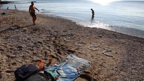 Είναι σίγουρα Πρωτοχρονιά; Στις παραλίες οι Αθηναίοι [εικόνες]