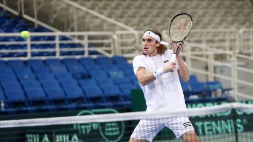 Η μητέρα του Τσιτσιπά αποκαλύπτει: Υπήρχαν παιδιά στο σχολείο που τον έδερναν - Με τον  Απόστολο δεν είχαν τόσο καλή σχέση