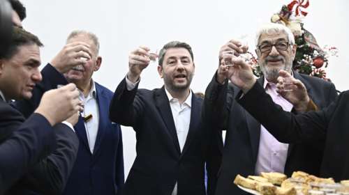 Τα πρωτοχρονιάτικα κάλαντα άκουσε ο Νίκος Ανδρουλάκης: Ευχές, δώρα και κρητικές μαντινάδες [εικόνες]