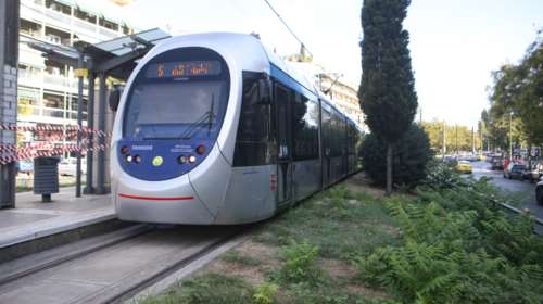 Γλυφάδα: Ένας τραυματίας από τη σύγκρουση τραμ με μηχανάκι