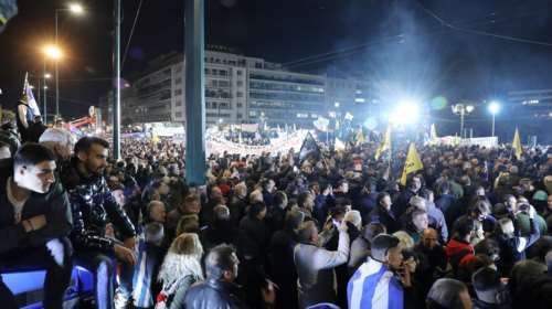 Σύνταγμα: Αγρότης λιποθύμισε στο συλλαλητήριο - Τον παρέλαβε ασθενοφόρο