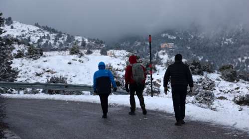 Σώοι οι οδηγοί που αγνόησαν την απαγόρευση και εγκλωβίστηκαν στα χιόνια στην Πάρνηθα– Αλλά έπεσε πρόστιμο