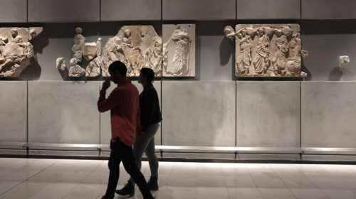 Συγκίνηση στο Μουσείο Ακρόπολης: Οριστική επανένωση των τριών παρθενώνειων θραυσμάτων [Εικόνες]