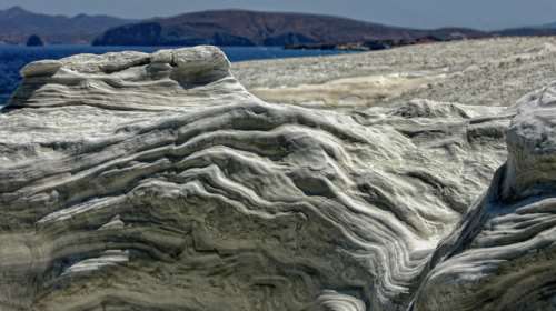 Την Πολεοδομία Μήλου &quot;δείχνει&quot; το Υπουργείο Τουρισμού για το σκάνδαλο με το ξενοδοχείο στο Σαρακήνικο