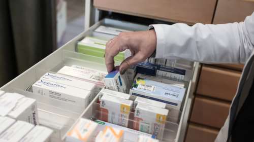 Τεχνητές ελλείψεις φαρμάκων: Οι εκβιαστικές τακτικές των πολυεθνικών και το παιχνίδι τιμών