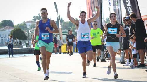 Στέφανος Κασσελάκης: Έτρεξε με τον Τάιλερ στο Spetses Mini Marathon – Δεν μίλησε στους δημοσιογράφους [βίντεο]