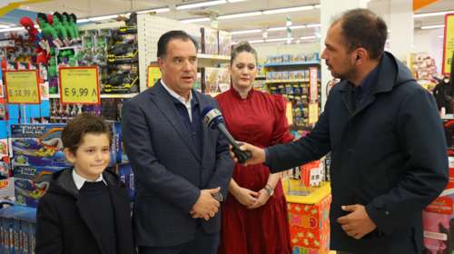 Ο μικρός γιος του Αδωνι Γεωργιάδη έκανε... τηλεοπτικό ντεμπούτο - Οι δηλώσεις του για το καλάθι [βίντεο]