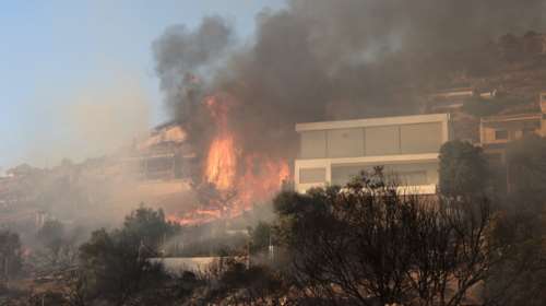 Πυροσβεστική: Μην περνάτε από την Αθηνών - Πατρών, δύσκολη και η αυριανή ημέρα με ανέμους έως 7 μποφόρ