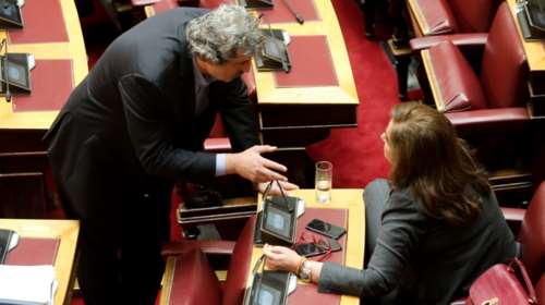 Η Ντόρα &quot;καρφώνει&quot; Πολάκη: Ο φουκαράς κάνει την προσπάθειά του...