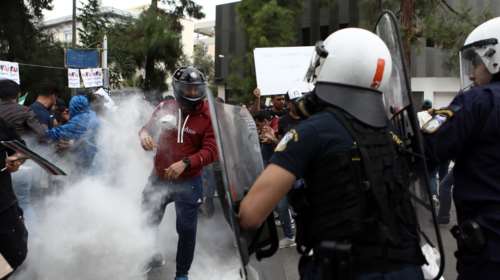 Επεισόδια έξω από την πρεσβεία του Ιράν στην Αθήνα - Χρήση χημικών από την ΕΛΑΣ [Εικόνες - Βίντεο]