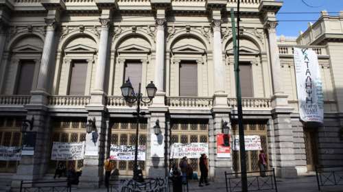 &quot;Δε φεύγουμε-Τώρα θα μας ακούσετε&quot;: Δεληβοριάς, Σάττι και πολλοί καλλιτέχνες στη συναυλία αλληλεγγύης στο Εθνικό
