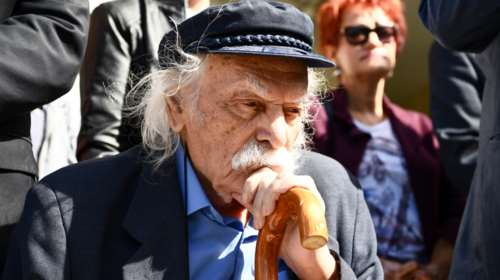 Σήμερα η κηδεία του Μανώλη Γλέζου - Μεσίστια η σημαία στην Ακρόπολη