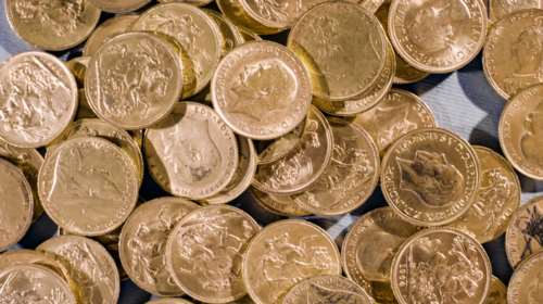 Απάτη με κάλπικες λίρες στην Πάτρα: Εδωσε 45.000 ευρώ και πήρε... φλουριά βασιλόπιτας και κέρματα