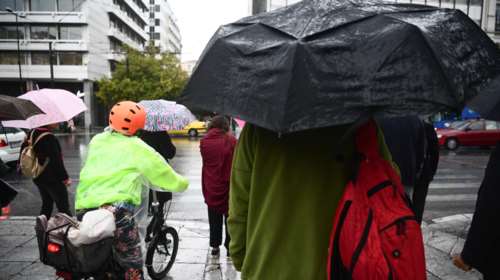 Χαλάει ξανά ο καιρός: Με βροχές, συννεφιά, αλλά και... υψηλές θερμοκρασίες η Δευτέρα