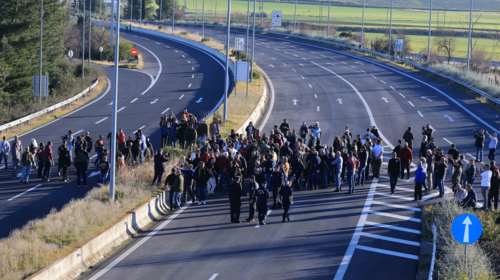 Οι αγρότες έκλεισαν την εθνική οδό, εξετάζουν να κλείσουν και τα σύνορα - &quot;Δεν κάνουμε βήμα πίσω&quot; [εικόνες-βίντεο]