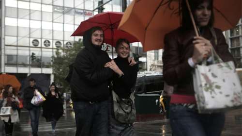 Η αφρικανική σκόνη έφυγε, οι βροχές έρχονται - Τι λένε οι μετεωρολόγοι για τον καιρό ανήμερα το Πάσχα