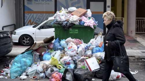 Θεσσαλονίκη: Στοίβες τα σκουπίδια στους δρόμους λόγω αποχής των εργαζομένων στην καθαριότητα