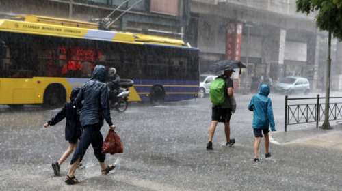 Κακοκαιρία: Ισχυρή καταιγίδα χτύπησε την Αττική, με βροντές, κεραυνούς και διακοπές ρεύματος