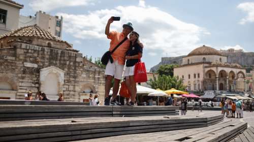 Bloomberg: &quot;Η Ελλάδα κάνει ρεκόρ τουρισμού και υποδέχεται ξένους επενδυτές με βαθιές τσέπες&quot;