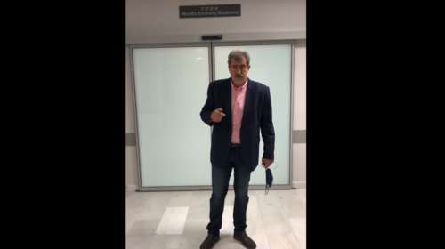 Νέο προκλητικό σόου Πολάκη: Χωρίς μάσκα έξω από ΜΕΘ του νοσοκομείου "Σωτηρία" [Βίντεο]