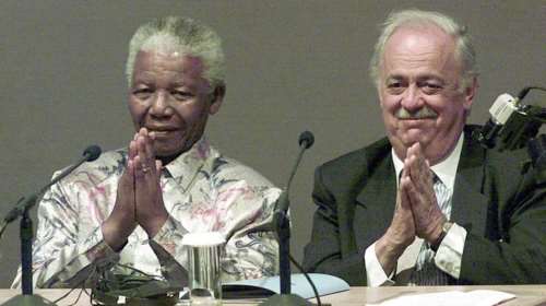 Πέθανε ο Γιώργος Μπίζος, ο Έλληνας δικηγόρος και φίλος του Νέλσον Μαντέλα