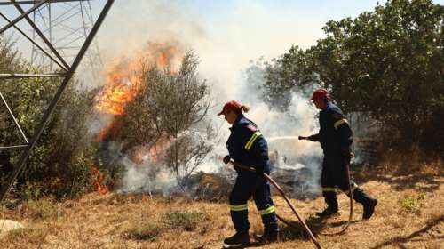 Αρκαδία: Επικίνδυνη η φωτιά στη Μεγαλόπολη - Δύο μηνύματα από το 112 για εκκένωση [βίντεο]