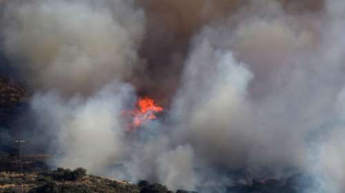 Πυρκαγιά στη Μήλο: Καίνε διάσπαρτες εστίες, ήχησε το 112 [εικόνες, βίντεο]