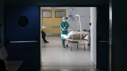 Ξεκληρίστηκε ολόκληρη οικογένεια ανεμβολίαστων από κορονοϊό στη Θεσσαλονίκη - Ο σύζυγος το είχε σκάσει από το νοσοκομείο